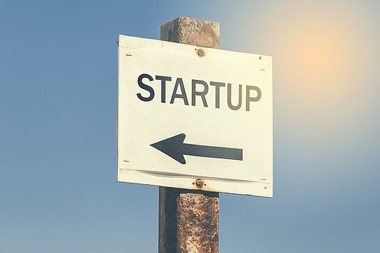Startup Ein Schild auf dem "Startup" steht und darunter ein Pfeil, der nach links zeigt