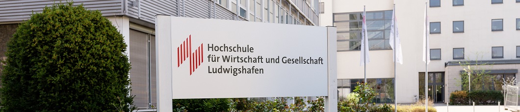 Schild vor dem Hochschulgebäude mit dem Logo der Hochschule und dem Namen der Hochschule